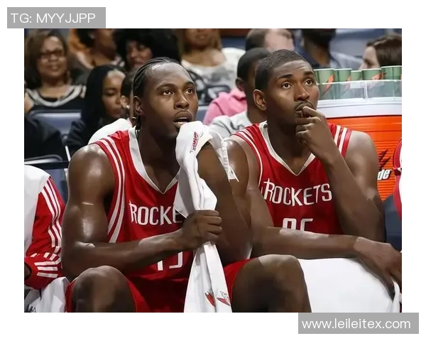 休斯顿火箭与森林狼激战正酣双方球员全力以赴争夺胜利荣耀