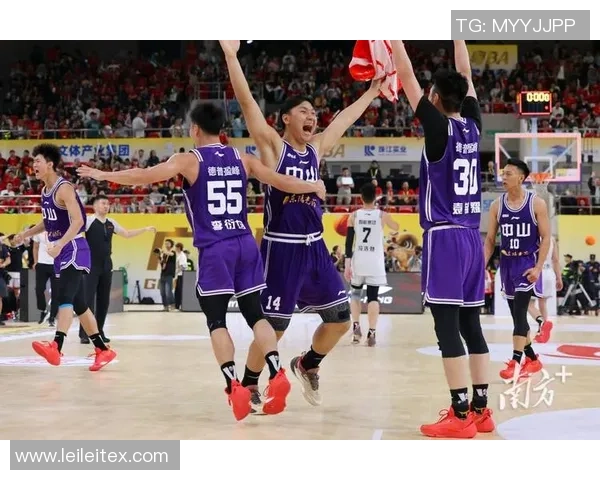 篮球明星切磋技艺交流赛引发球迷热潮共同见证篮球魅力的巅峰对决